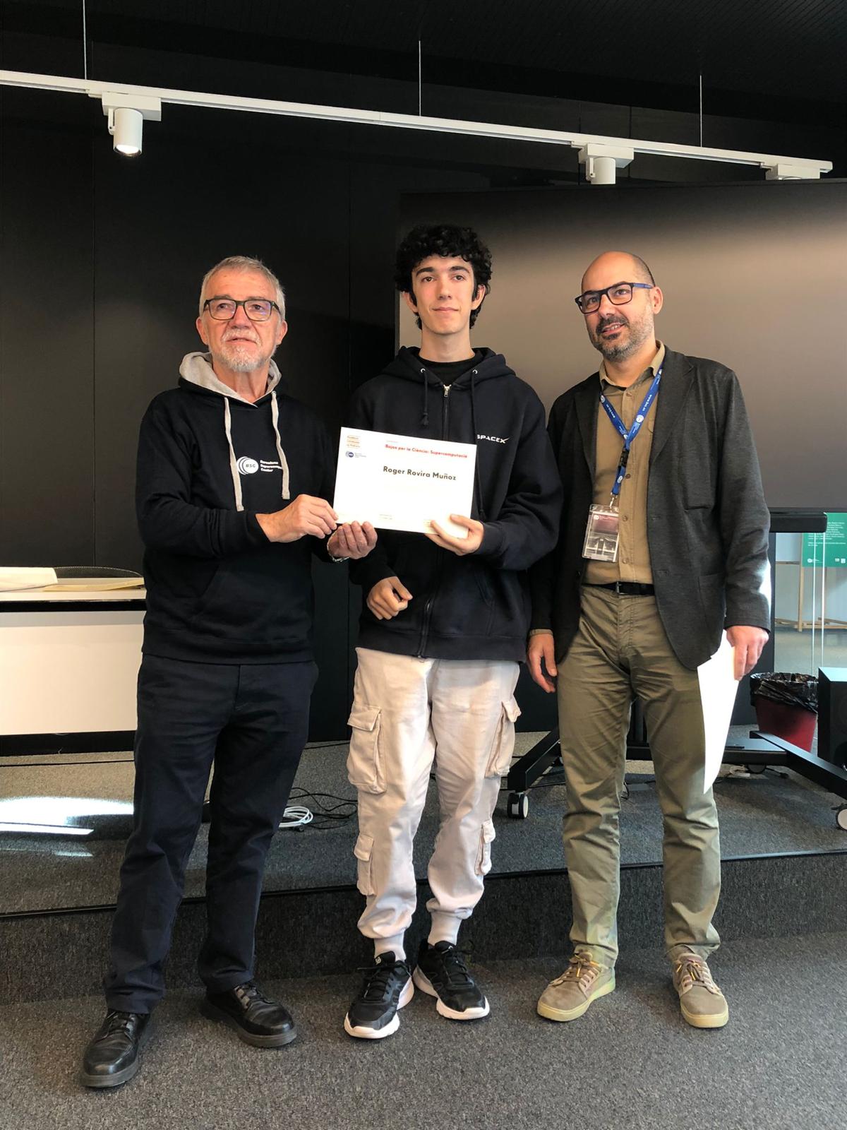 Roger receiving his Bojos per la Ciència certificate at the Barcelona Supercomputing Center